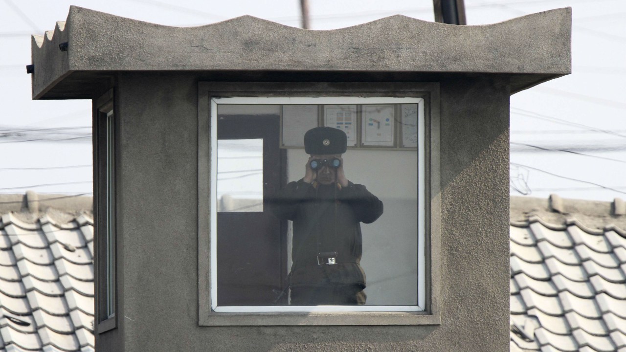 Soldado norte-coreano observa a fronteira a região fronteiriça do país com um binóculo