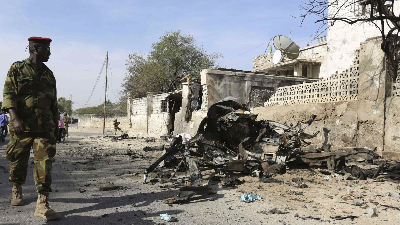 Soldado somali passa por área próxima ao palácio presidencial que foi atacado por terroristas do Al Shabab
