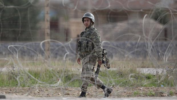 Soldado turco patrulha região que faz fronteira com a Síria