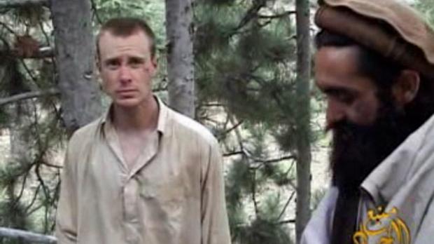 Imagem de vídeo divulgada em dezembro de 2010 mostra o sargento americano Bowe Bergdahl ao lado de um homem que seria um dos chefes do Talibã, Maulawi Sangin