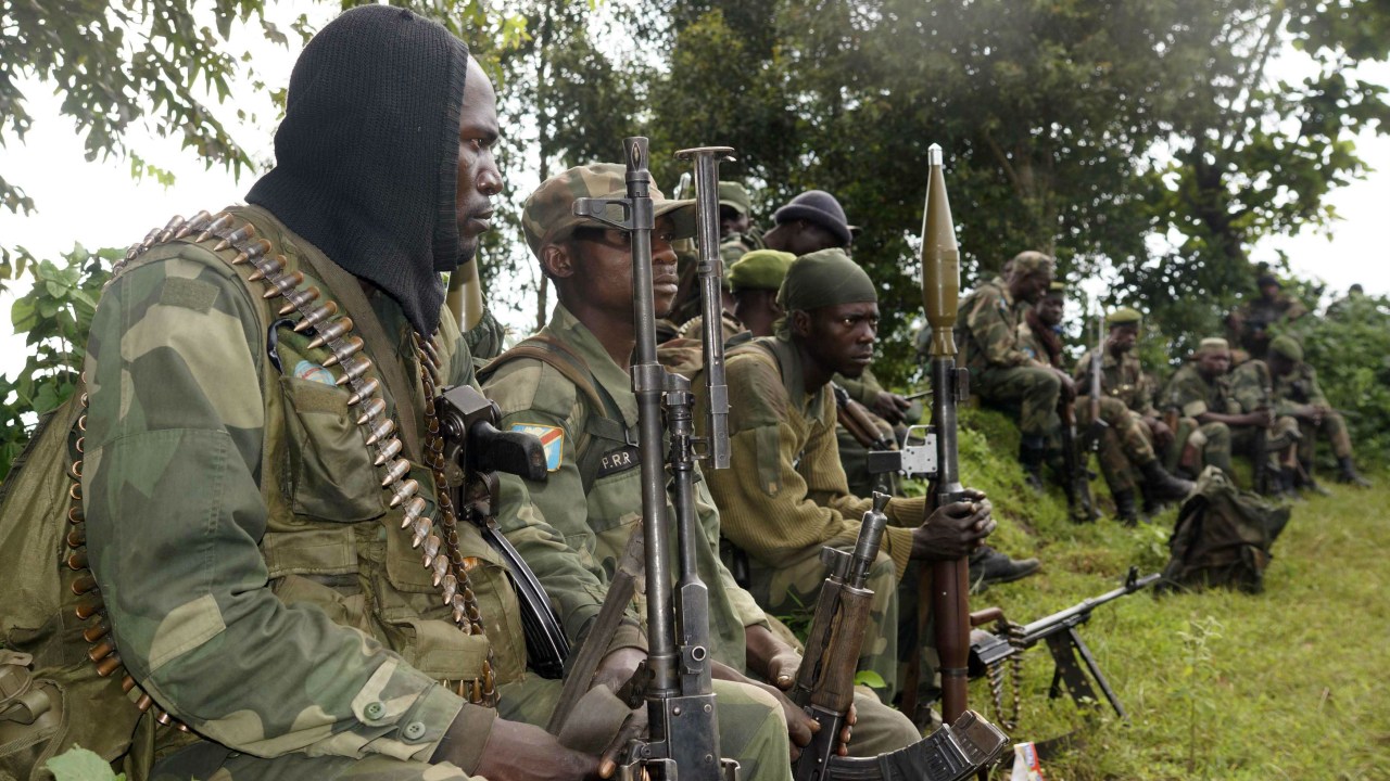 Soldados congoleses descansam perto da cidade de Bunagana, um antigo reduto dos rebeldes do M23