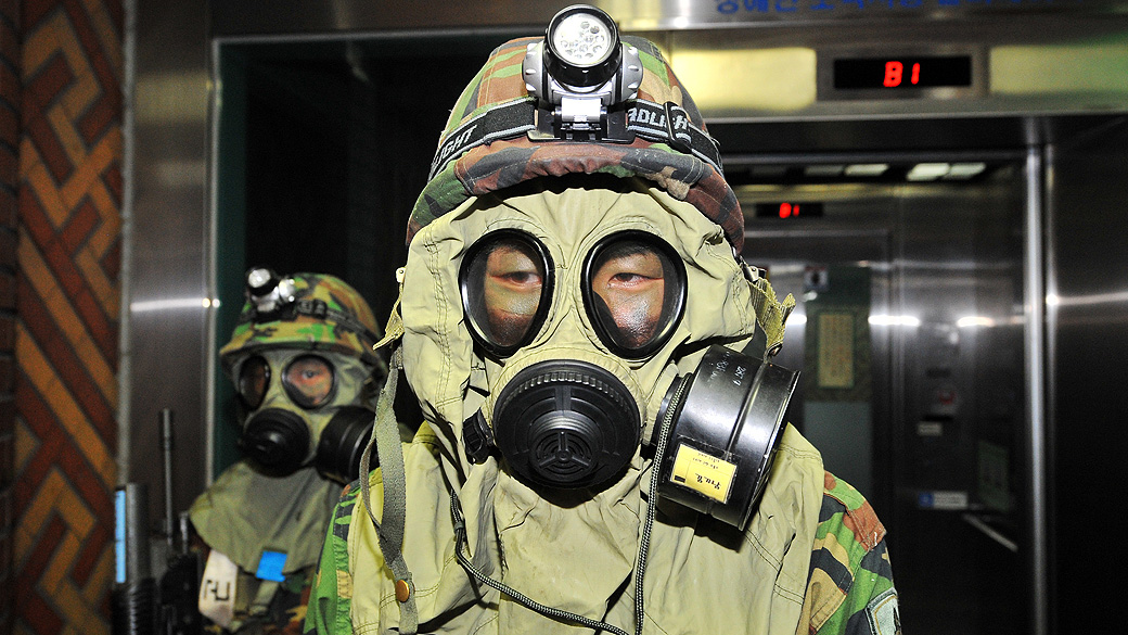 Soldados com máscara de gás em treinamento, na Coreia do Sul