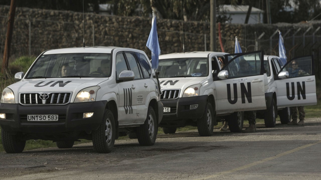Soldados da missão de paz da ONU das Colinas do Golã esperam para cruzar a fronteira entre Israel e Síria
