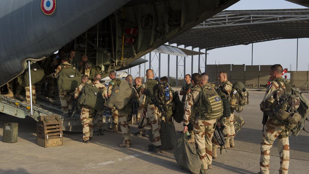 Soldados franceses embarcam para o Mali em 11 de janeiro de 2013