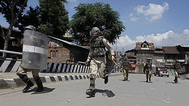 Soldados indianos na Caxemira convivem com situações de conflito
