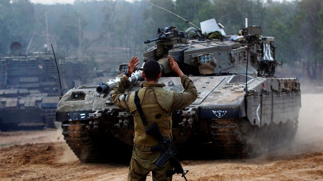 Soldados israelenses se preparam para deixar fronteira da faixa de Gaza, depois que um acordo de cessar-fogo foi firmado entre Israel e líderes do Hamas