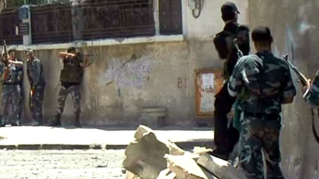 Forças de segurança tomam posição durante confronto com homens armados no distrito de Al-Midan, em Damasco