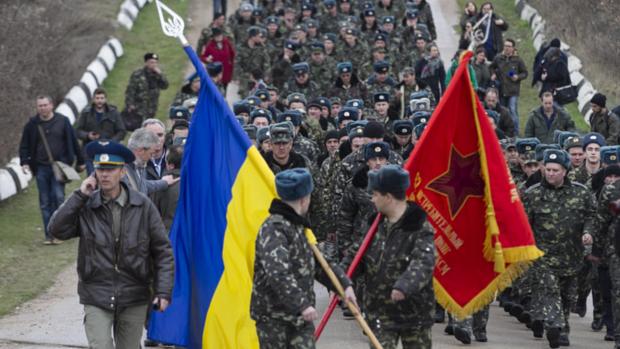 Militares ucranianos deixam aeroporto de Belbek, na região da Crimeia