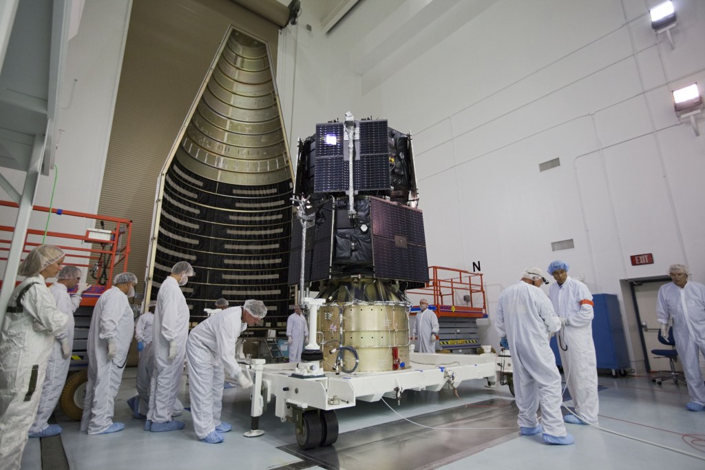 Técnicos da Nasa preparam o foguete que vai transportar as sondas RBSP. Missão foi adiada para sábado.