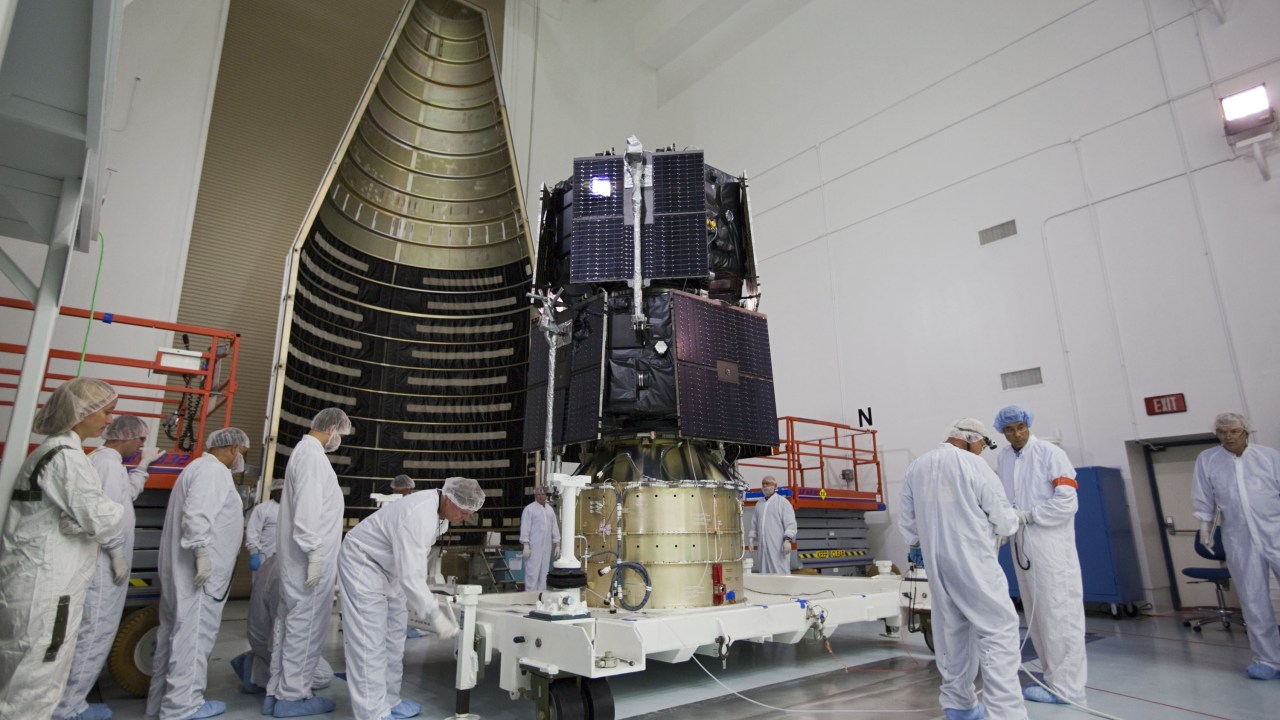Técnicos da Nasa preparam o foguete que vai transportar as sondas RBSP. Missão foi adiada para sábado.