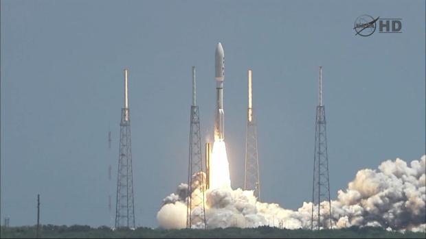 O foguete Atlas V é lançado no Cabo Canaveral, na Flórida, levando a sonda Juno