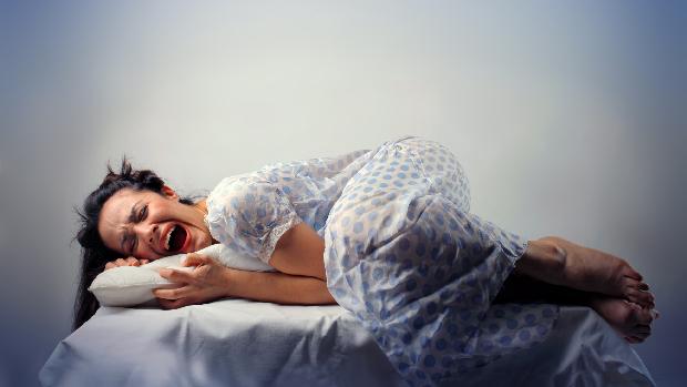 Distúrbio comportamental do sono REM: o problema é caracterizado por pesadelos nos quais a pessoa chuta, grita e chora