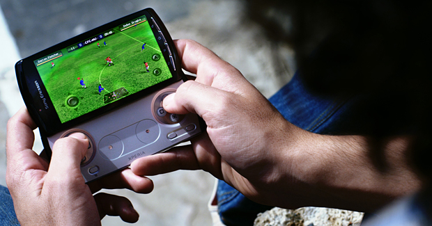 Os jogos devem ser baixados através do aplicativo Xperia Play Launcher, que já vem no celular