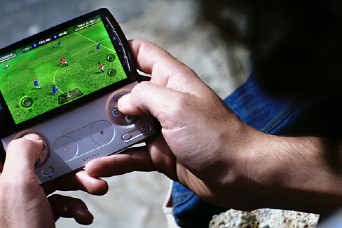 Sony lança Xperia Play, mistura de celular com PSP