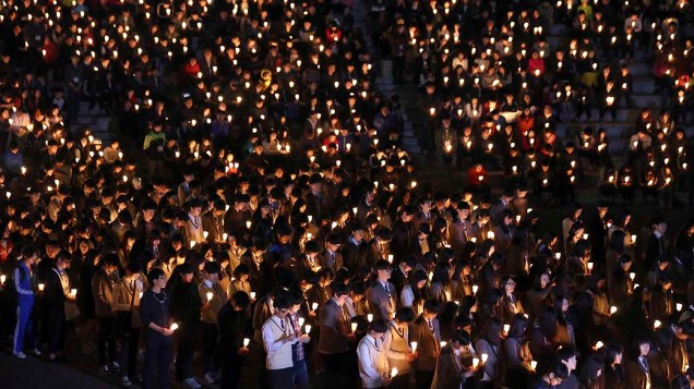 Familiares dos passageiros desaparecidos da balsa sul-coreana Sewol rezam em Jindo, na Coreia do Sul