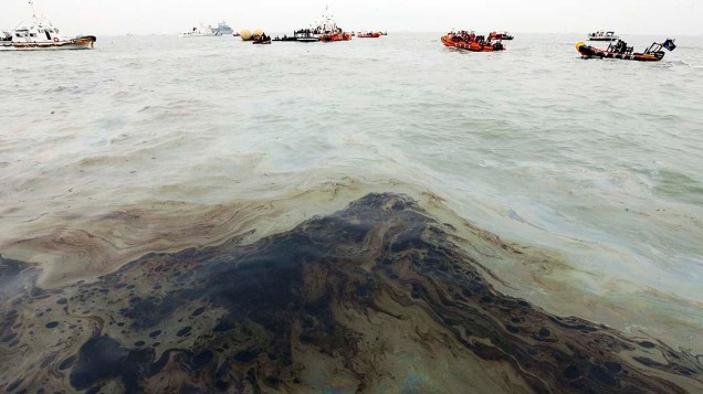 Mar é contaminado com derramamento de óleo no local do naufrágio da balsa Sewol, a 20 km da costa da Coreia do Sul