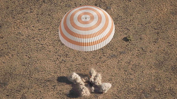 Soyuz aterrissa com sucesso no Cazaquistão
