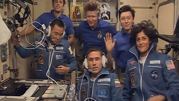 Os novos tripulantes da ISS se reuniram aos antigos em transmissão da Nasa