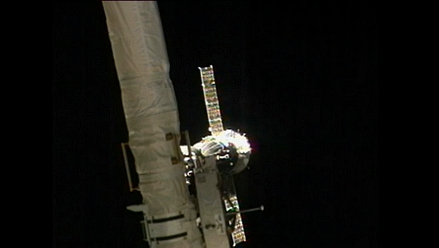 A nave russa Soyuz TMA-08M se acopla à Estação Espacial Internacional