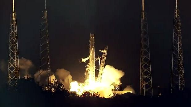 O foguete Falcon 9, da empresa SpaceX, decola de Cabo Canaveral
