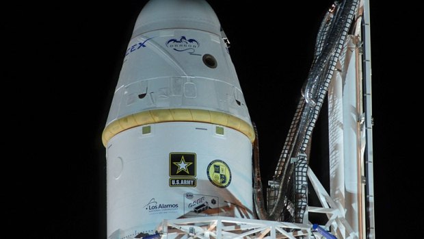 A cápsula Dragon e o foguete Falcon 9 na plataforma de lançamento