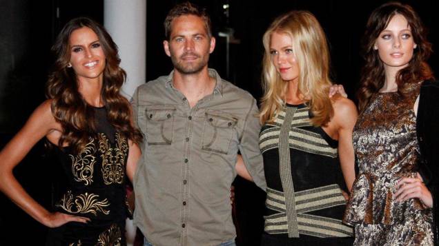 Izabel Goulart, Paul Walker, Erin Heatherton e Thairine Garcia chegam para o desfile da Colcci na SPFW, em março de 2013 Izabel Goulart, Paul Walker, Erin Heatherton e Thairine Garcia chegam para o desfile da Colcci na SPFW, em março de 2013