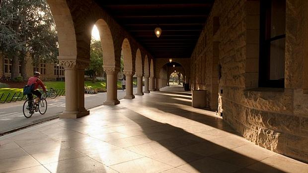 Corredores da Universidade Stanford, eleita a melhor universidade dos Estados Unidos pela 'Forbes'