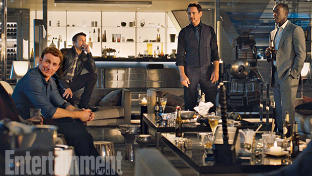Os atores Chris Evans, Jeremy Renner, Robert Downey Jr. e Don Cheadle em cena do filme Vingadores 2 - A Era de Ultron