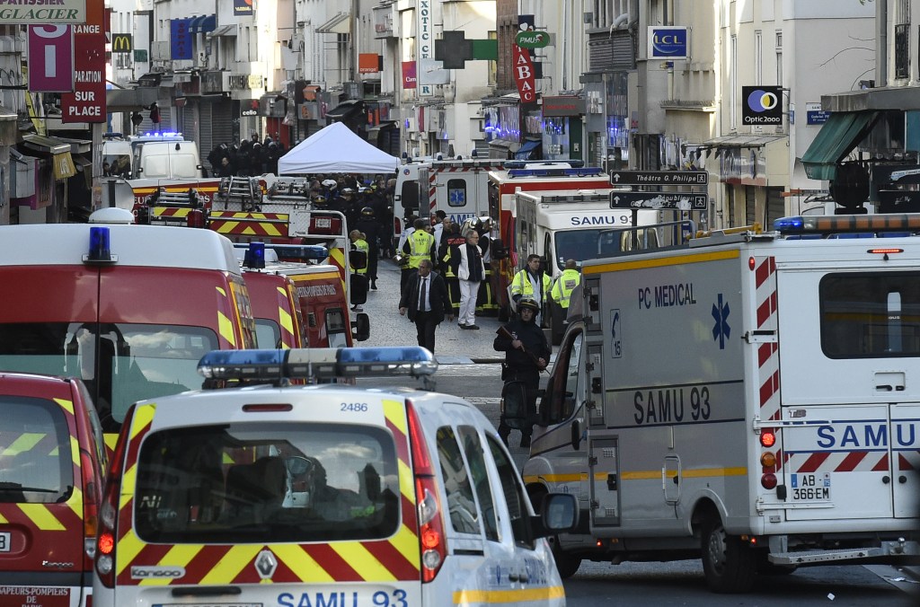 Operação policial no subúrbio de Paris busca por suspeitos ligados a ataques terroristas na capital francesa