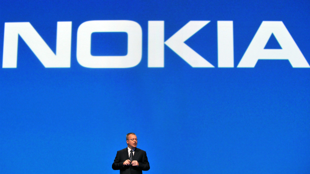 Stephen Elop, presidente da Nokia, apresenta ao mercado primeiros celulares com Windows Phone