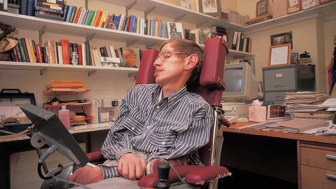 Desde 1985, Stephen Hawking fala por meio de um sintetizador de voz, que diz as palavras registradas em um computador. Isso acontece por causa de uma doença degenerativa que causou a paralisia quase completa do seu corpo