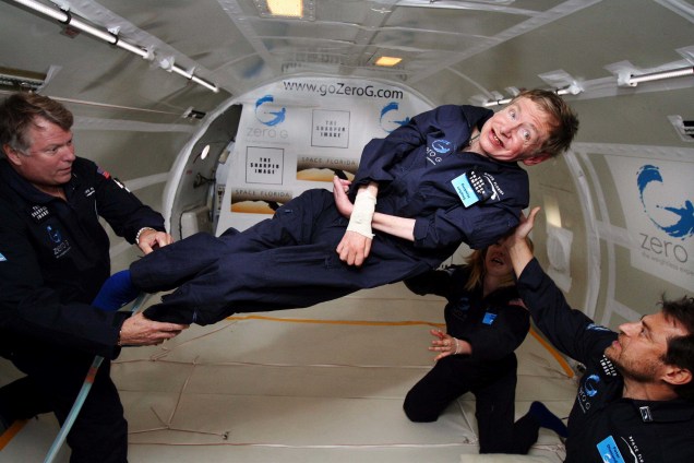 <p>Stephen Hawking experimenta ambiente de gravidade zero no dia 26 de abril de 2007 durante um voo acima do Oceano Atlântico. O físico voou por duas horas em uma aeronave modificada</p>