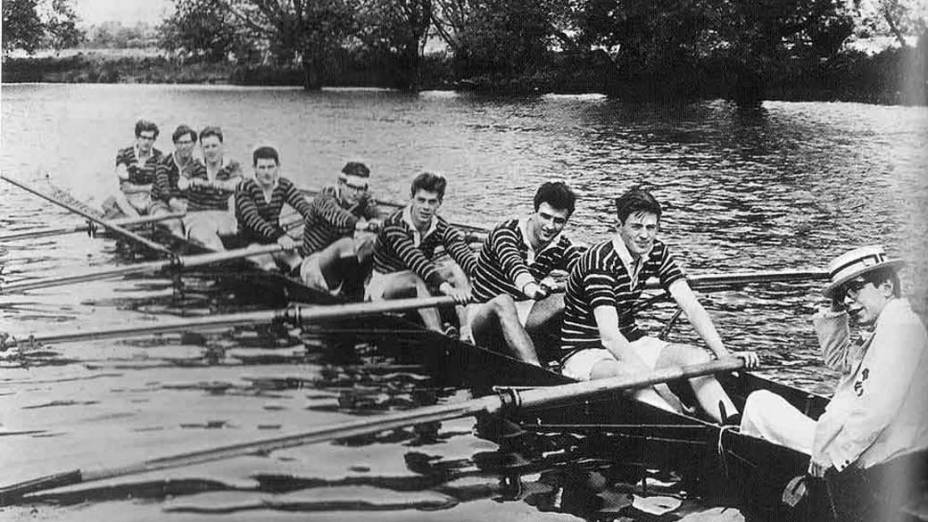 <p>Em seus dias de estudante na Universidade de Oxford, Hawking era timoneiro do barco dos colegas de faculdade</p>