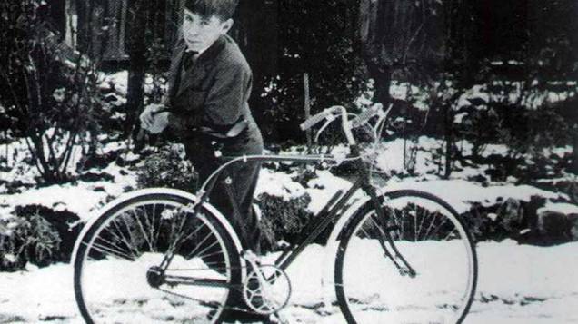 Stephen Hawking posa orgulhoso ao lado de sua bicicleta