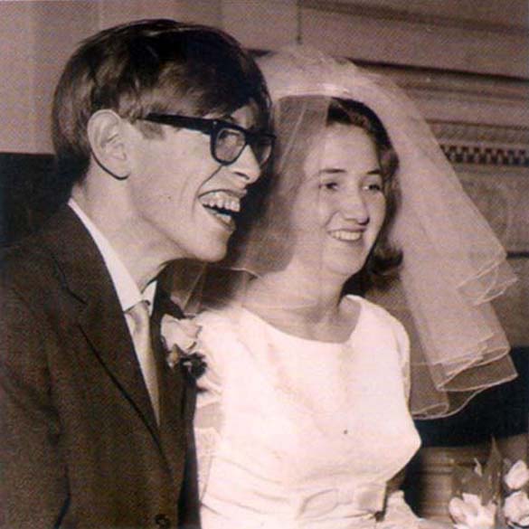 Stephen Hawking no dia do casamento com sua primeira esposa, Jane Hawking
