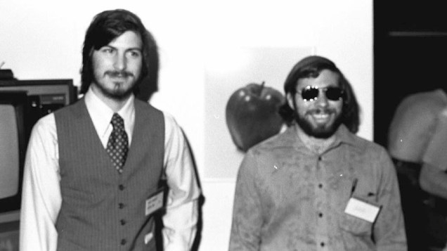 Steve Jobs e Steve Wozniak no lançamento do computador Apple II, abril de 1977
