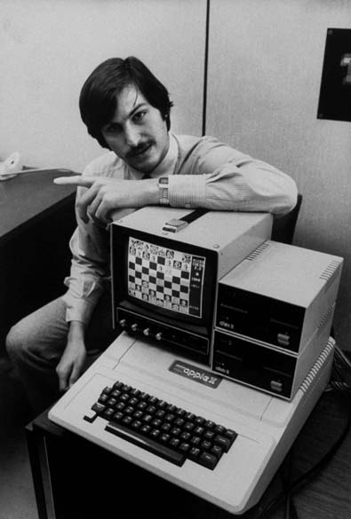 Steve Jobs com o computador Apple II, 1977