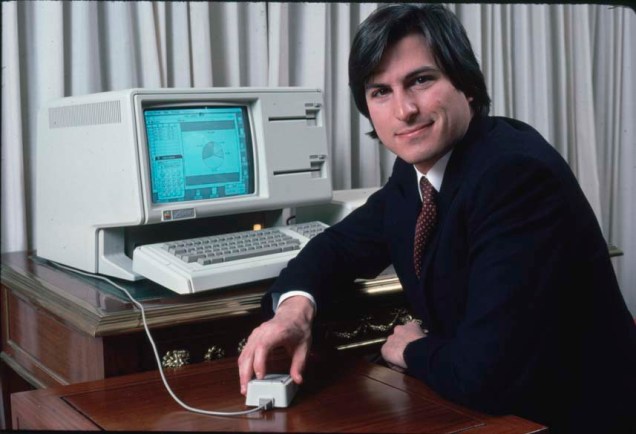 Steve Jobs com o computador Lisa em uma prévia para imprensa, 1983