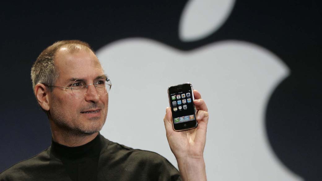 Steve Jobs no lançamento da primeira versão do iPhone, em 2007