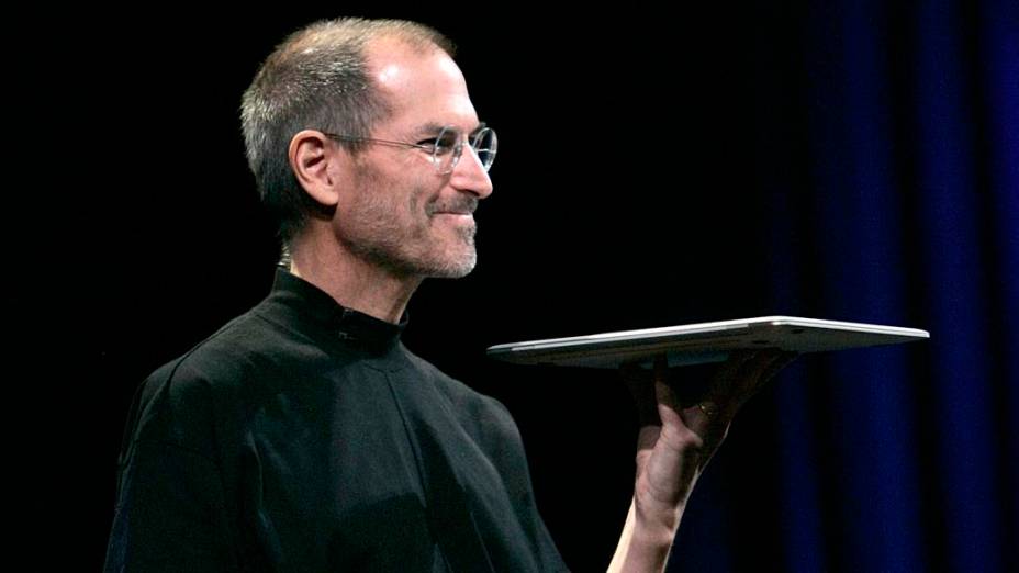 Steve Jobs com o novo Macbook Air, durante conferência em São Francisco, 2008