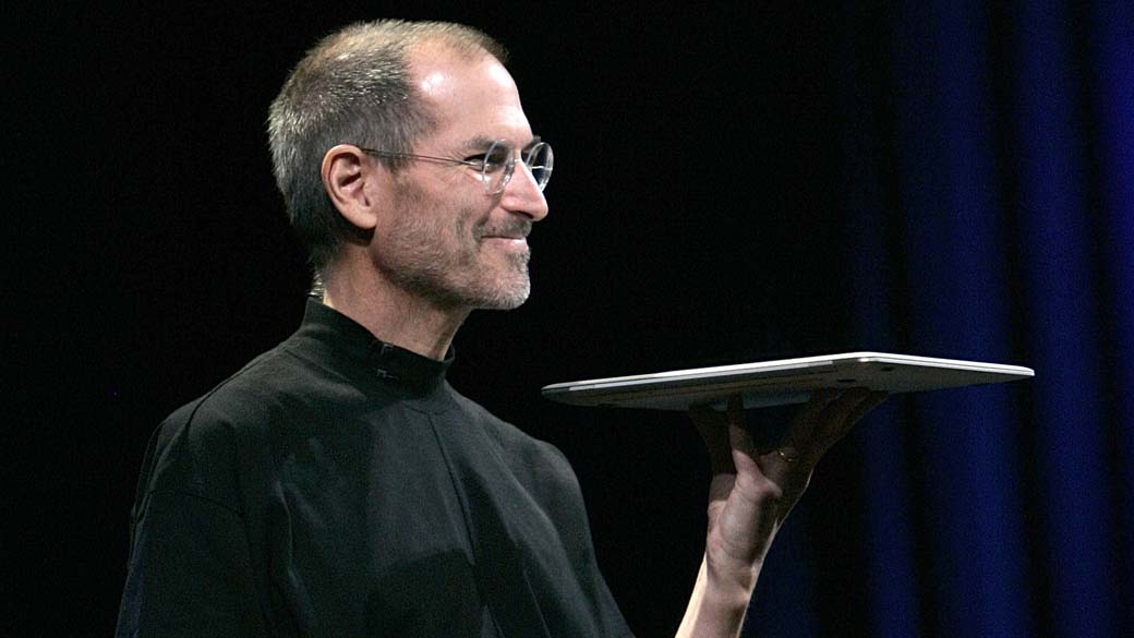 Steve Jobs com o novo Macbook Air, durante conferência em São Francisco, 2008