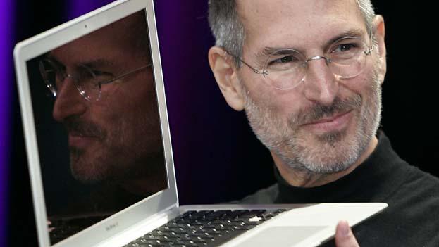 Steve Jobs com o Macbook Air em São Francisco, 2008