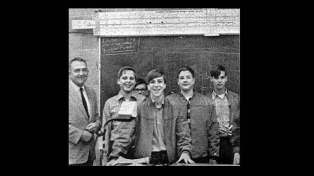 Steve Jobs no clube de eletrônica da escola entre 1969-1972