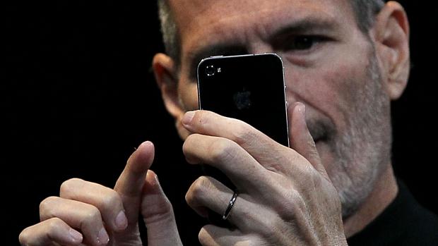 Steve Jobs com um iPhone 4