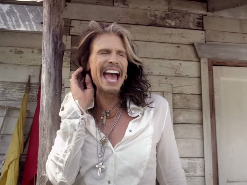 Steven Tyler no clipe 'Love is Your Name'