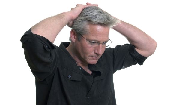 Homem estressado com cabelo branco
