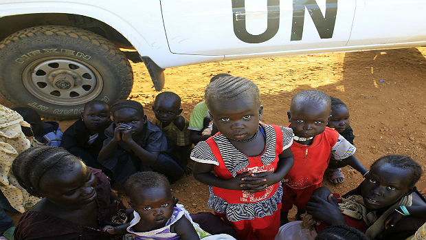 Famílias em fuga dos confrontos no Sudão do Sul buscam refúgio em base da ONU perto do aeroporto da capital Juba