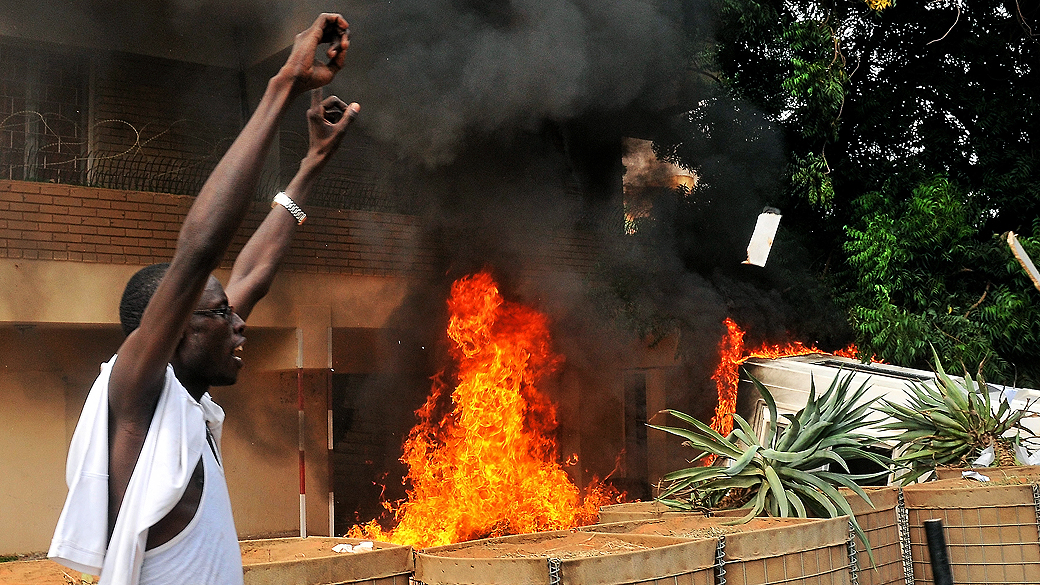 No Sudão, milhares de manifestantes incendiaram nesta sexta-feira a embaixada da Alemanha em Cartun