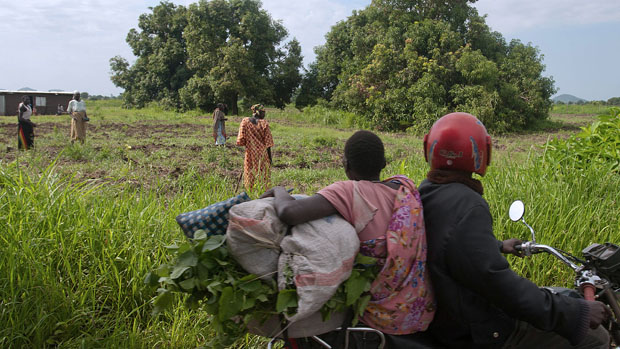 Homens passam por plantação em Juba, no Sudão do Sul