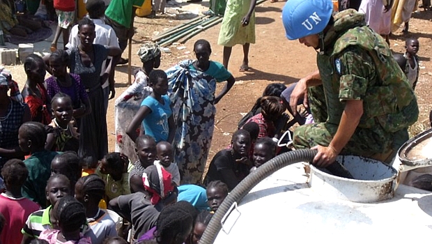 Soldado da ONU distribui água para refugiados no Sudão do Sul